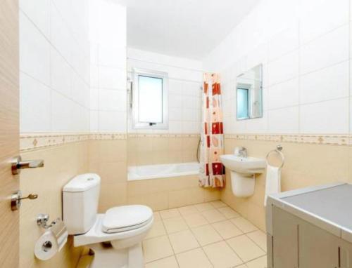 une salle de bain avec toilettes, lavabo et baignoire dans l'établissement Chromata Lagoon, à Protaras