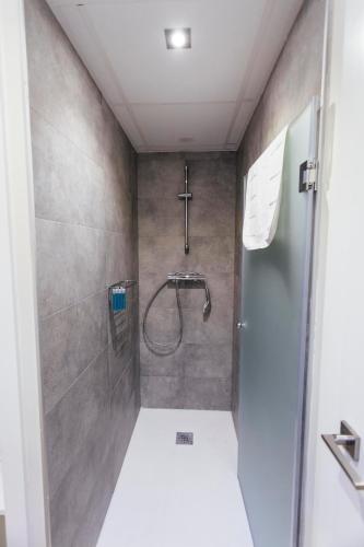 Bilik mandi di One&Lux Byron Suites