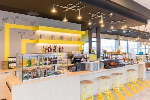 
The lounge or bar area at ibis Styles Geneve Palexpo Aeroport
