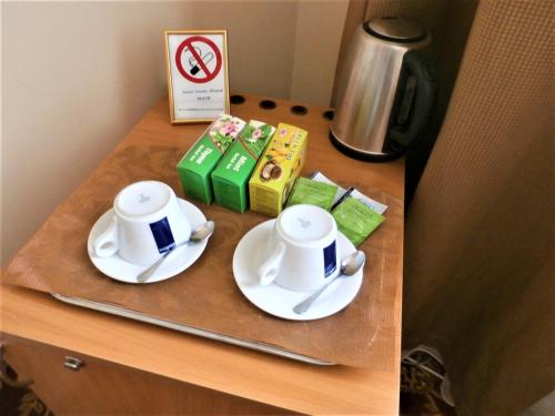 
Kavos ir arbatos ruošimo rinkinys apgyvendinimo įstaigoje Hotel Radharanė
