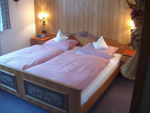 two twin beds in a room with two lamps at Pension Haus Seidenweber in Schmallenberg
