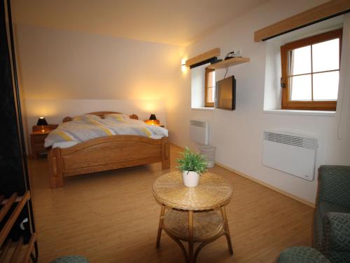 イレムニツェにあるSnarfのベッドルーム1室(ベッド1台、テーブル付)