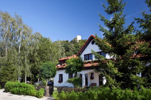 a white house with a red roof at Hotel Wenus in Kazimierz Dolny