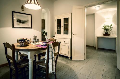a kitchen and dining room with a table and chairs at Roccamare Resort - Ville e Appartamenti in Castiglione della Pescaia
