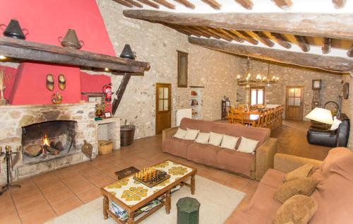 sala de estar con sofá y chimenea en Turismo Rural Can Massot, en Darnius