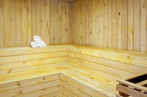 a wooden sauna with two towels sitting on a shelf at Wyndham Quito Airport in Tababela