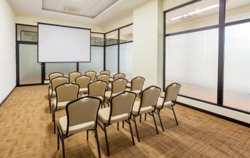a room with a row of chairs and a whiteboard at Wyndham Quito Airport in Tababela