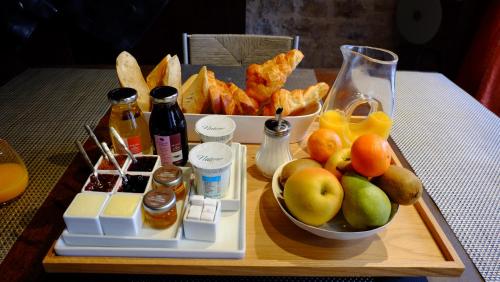 una bandeja de comida con fruta y aperitivos en una mesa en Chateau de Chassagne-Montrachet, en Chassagne-Montrachet