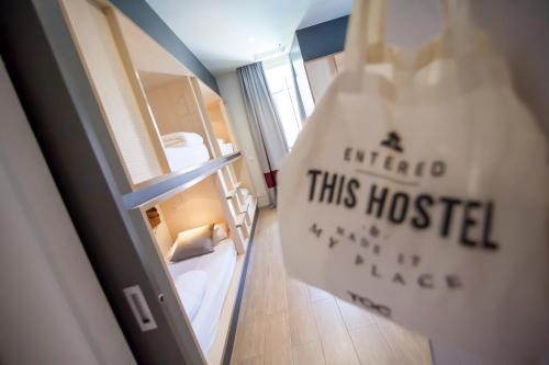 Ένα ή περισσότερα κρεβάτια σε δωμάτιο στο Toc Hostel Madrid
