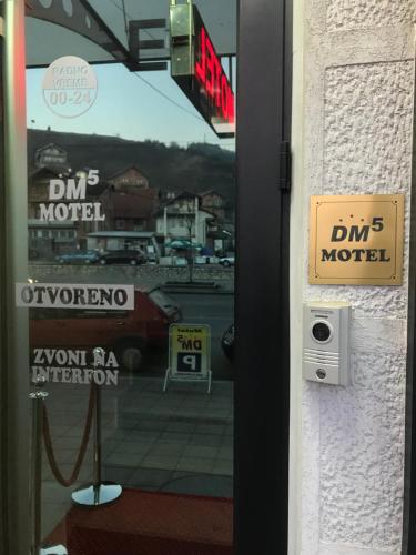 a door with a sign that reads dms motel at Prenociste DM5 in Novi Pazar