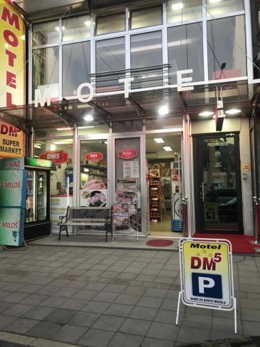 a parking sign in front of a store with a dip sign in front at Prenociste DM5 in Novi Pazar