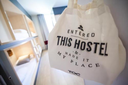 Ένα ή περισσότερα κρεβάτια σε δωμάτιο στο Toc Hostel Madrid