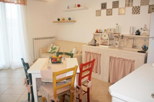 モノーポリにあるCIVICO 47のキッチン(テーブル、椅子付)