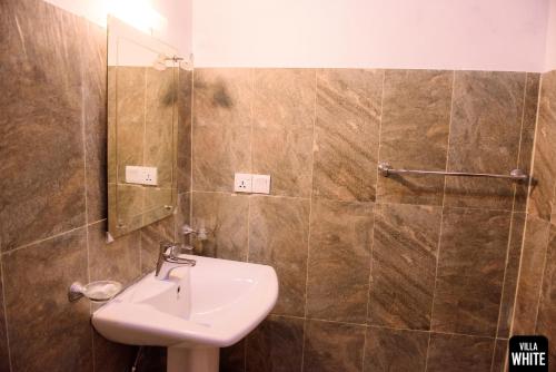 Ένα μπάνιο στο Villa White