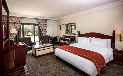 Säng eller sängar i ett rum på Avani Gaborone Resort & Casino
