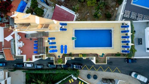 an overhead view of a building with a swimming pool at Colina do Mar in Albufeira