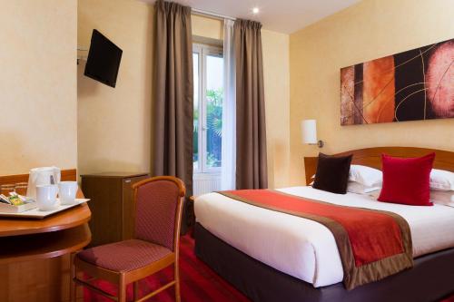 Ένα ή περισσότερα κρεβάτια σε δωμάτιο στο Europe Hotel Paris Eiffel