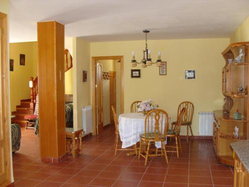 a kitchen and dining room with a table and chairs at Casa Los Lagos in Alcalá de la Selva