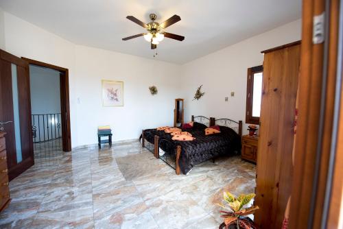a bedroom with a bed and a ceiling fan at South Olives in Żejtun