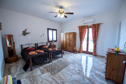 a bedroom with a bed and a ceiling fan at South Olives in Żejtun