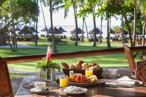 普拉亚多提沃利爱克雷索特普拉亚酒店的上面有盘子的桌子