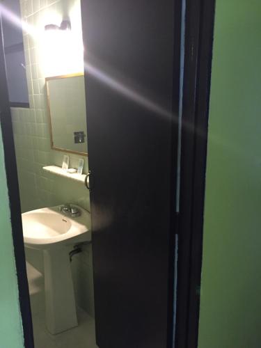 墨西哥城的住宿－牛津酒店，一间带水槽和黑色门的浴室