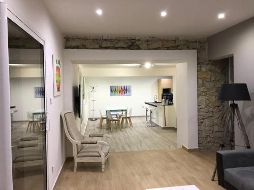 - un salon et une salle à manger avec un mur en pierre dans l'établissement Clos Des Plages Maison De Vacances, à La Ciotat