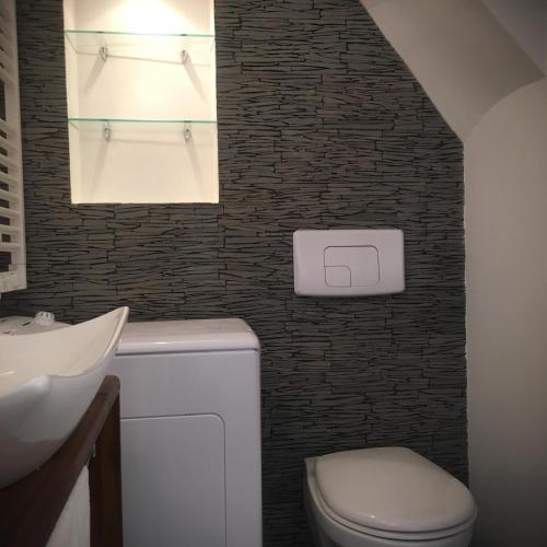 une salle de bain avec des toilettes blanches et un lavabo dans l'établissement Charme Méditerranéen Votre pied à terre au Cœur du Port de Nice, à Nice