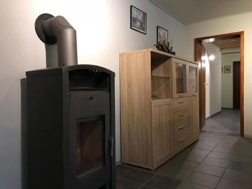 um quarto com um fogão e um armário de madeira em Ferienwohnung - Kurz em Sankt Wendel