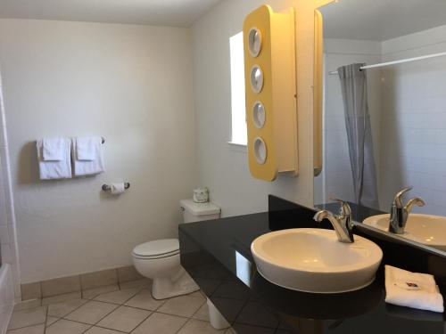 uma casa de banho com um lavatório e um WC em Motel 6 Pismo Beach CA Pacific Ocean em Pismo Beach