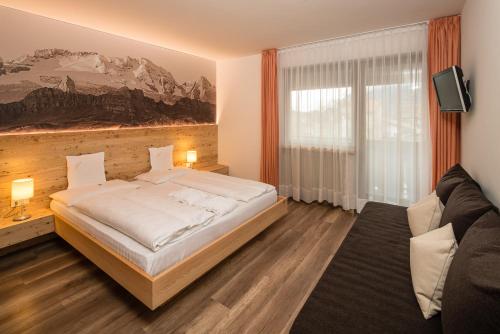 坎波图雷斯Guesthouse Bruggmilla 3 Stelle的一间带床、电视和沙发的卧室