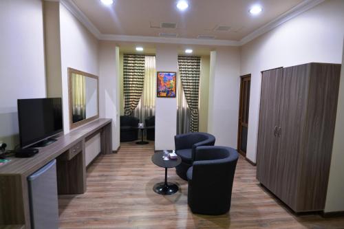 TV a/nebo společenská místnost v ubytování Yerevan Deluxe Hotel