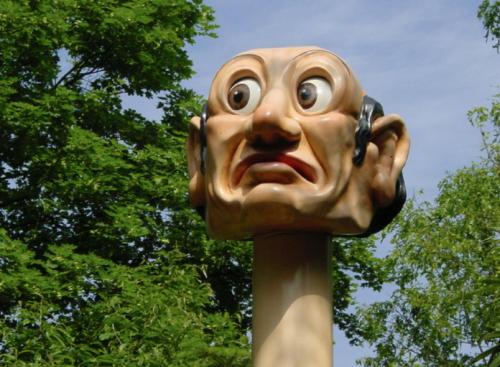 a statue of a face on a pole with trees in the background at Bed and Breakfast Rammesdoenk in Raamsdonk