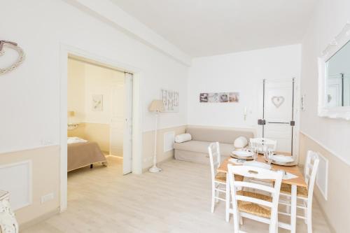 Un pat sau paturi într-o cameră la La Maison de la vie