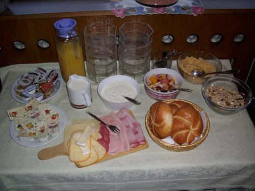 Tirolerheim Grüner reggelit is kínál