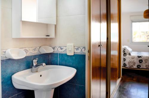 y baño con lavabo blanco y ducha. en Apartamento Obispo Trejo III by Lofty en Córdoba