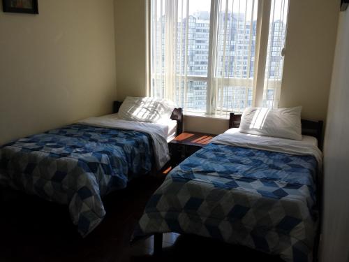 2 Betten in einem Zimmer mit Fenster in der Unterkunft 2 BEDROOM 2 Bathroom Best Value Prime Location in Missisauga in Mississauga