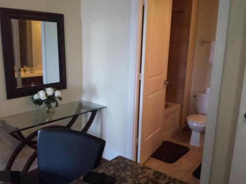 Baðherbergi á 2 BEDROOM 2 Bathroom Best Value Prime Location in Missisauga