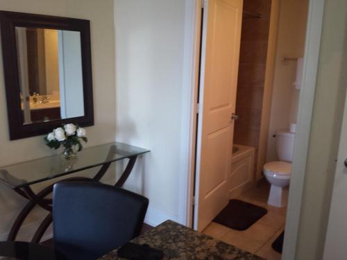 Ένα μπάνιο στο 2 BEDROOM 2 Bathroom Best Value Prime Location in Missisauga