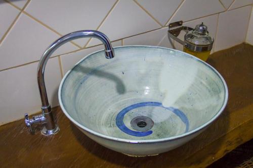 a bowl sink with a faucet on a counter at Paraty Villa d`agua Temporada in Paraty