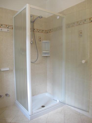ポッツァ・ディ・ファッサにあるRossetti Gのバスルーム(ガラスドア付きのシャワー付)