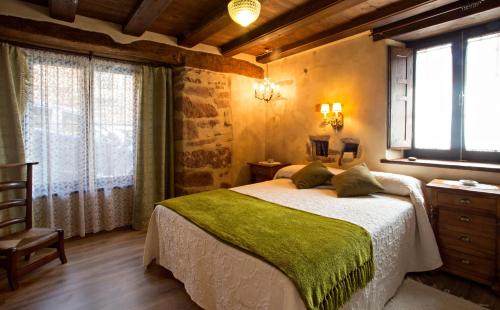 เตียงในห้องที่ Casa de Montaña La Solana de Turza