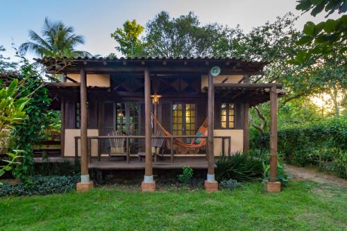 une petite maison avec une balançoire dans la cour dans l'établissement Paraty Villa d`agua Temporada, à Parati