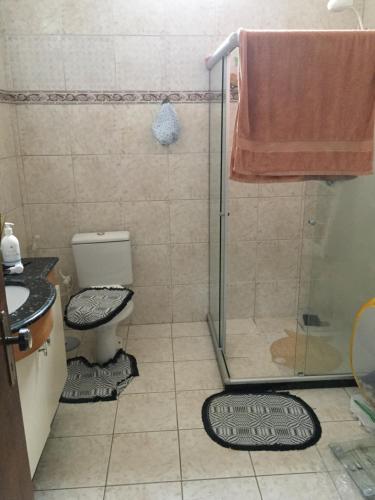A bathroom at Linda casa na Praia do Flamengo