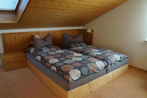 Tempat tidur dalam kamar di BodenSEE Apartment Friedrichshafen "DACHTERRASSE"