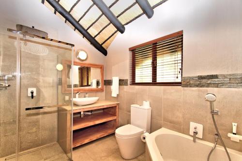 Un baño de Kruger Park Lodge Unit No. 509