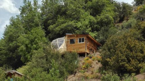 a wooden house on a hill with trees at Cabaña El Ingenio in El Ingenio