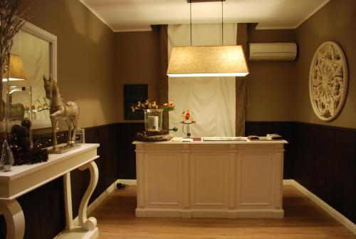 Pokój ze stołem, lustrem i lampką w obiekcie Maxim w mieście Palermo