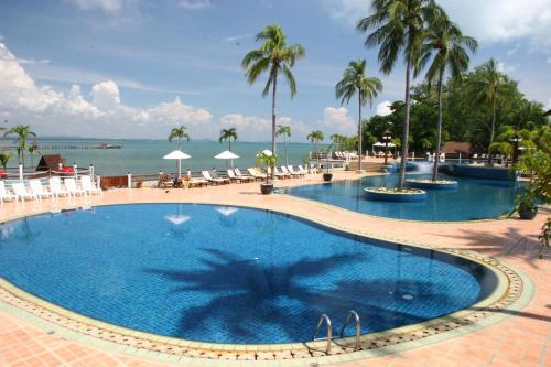 Bazén v ubytování Rayong Resort Hotel โรงแรมระยองรีสอร์ท nebo v jeho okolí