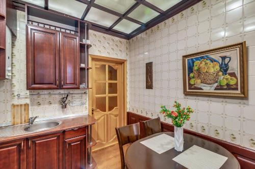 Virtuvė arba virtuvėlė apgyvendinimo įstaigoje Apartment - Sobornyi Prospekt 97